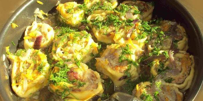 Rosas rellenas de carne picada en una sartén