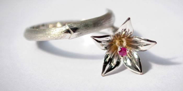 Anillo Flor con rubí