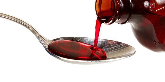 Sirup v lyžičke