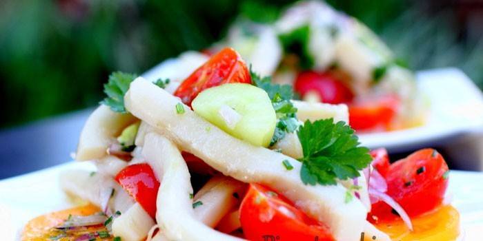 Ensalada de verduras y anillas de calamar