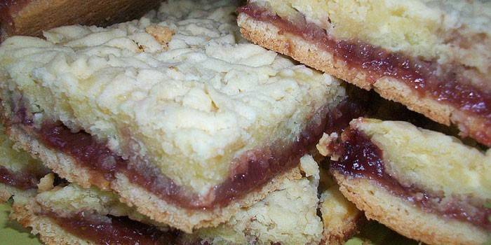 Pastel con relleno de cuajada y mermelada