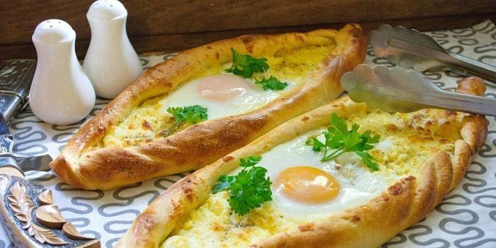 Khachapuri na mesa
