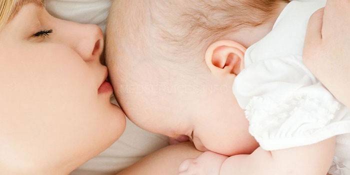 Mama i dziecko śpią
