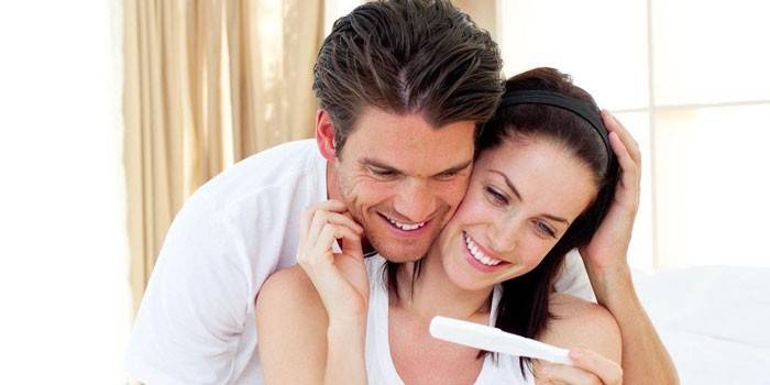 Pareja mirando el resultado de la prueba