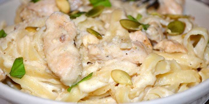 Massa de carne de frango em molho de queijo