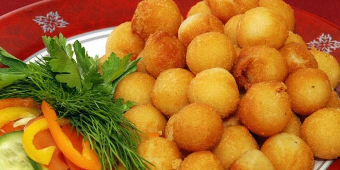 Bolas de batata frita recheada com cogumelos