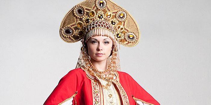 Menina em um kokoshnik