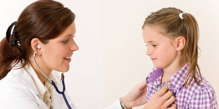 Doctor escucha a una niña