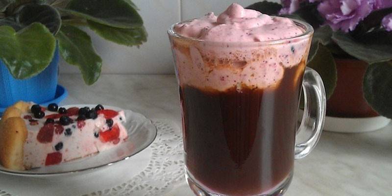 Café con helado y frutas del bosque.