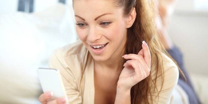 Chica con un telefono