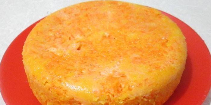 Caçarola com cenoura de massa com a adição de semolina