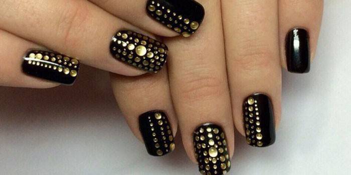 Czarny manicure ze złotem