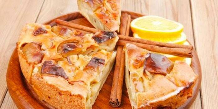 Charlotte com paus de canela e fatias de limão