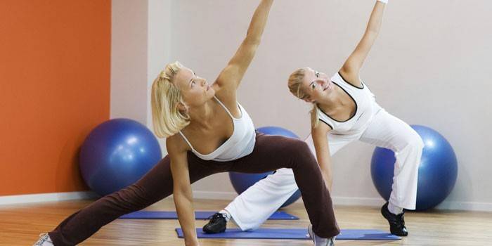 Meninas em uma aula de yoga fitness.