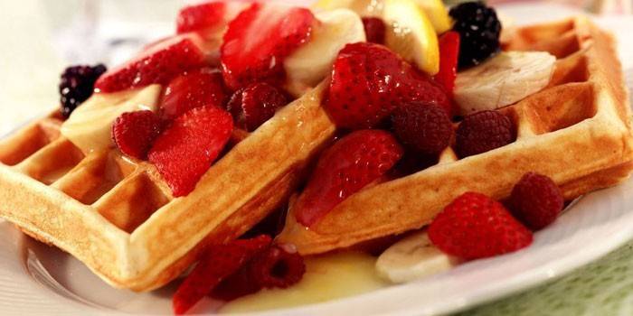 Waffles vienenses com frutas e bagas