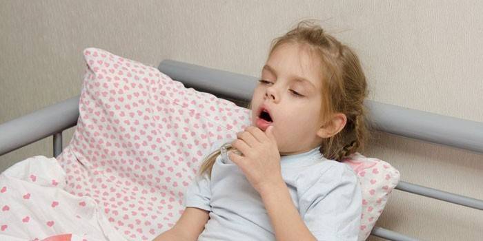 La niña tiene tos
