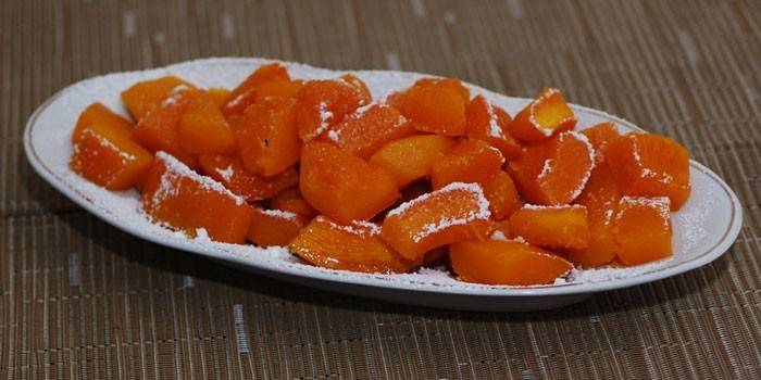 Rodajas de calabaza al horno en azúcar glas en un plato