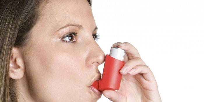 Dziewczyna z inhalatorem