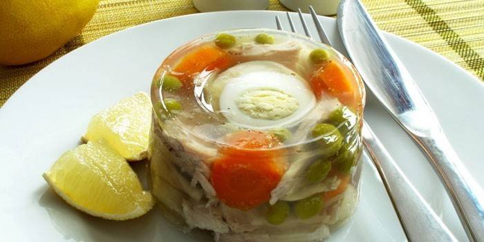 Jellied peixe com legumes e ovo cozido