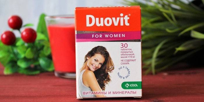 O complexo de vitaminas e minerais Duovit para mulheres em um pacote