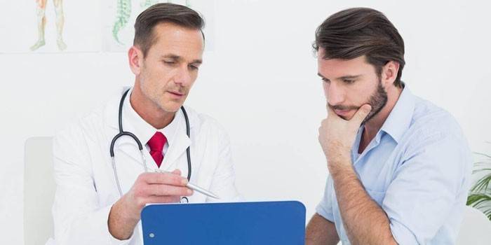 Hombre en la cita del doctor