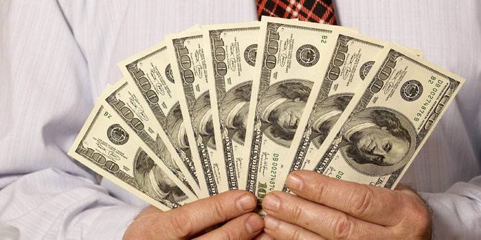 Notas nas mãos de um homem