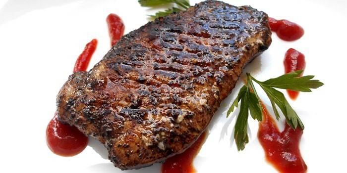 Um pedaço de carne com café
