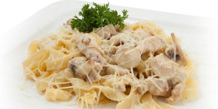 Tagliatelle z kurczakiem i sosem z twarogiem