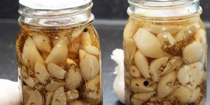 Dois, frascos, pickled, alho, cravinhos