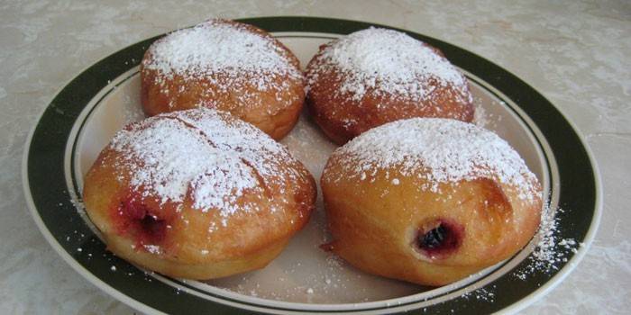 Smażone pączki z nadzieniem jagodowym