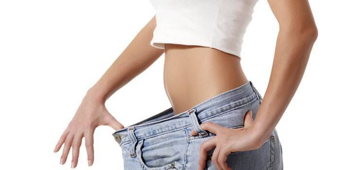 Chica con jeans de gran tamaño.