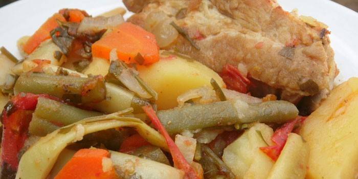 Ensopado de legumes com costelinha de porco