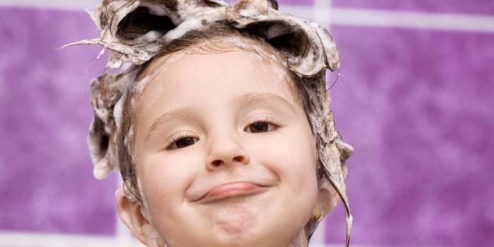 Menina, shampoo, dela, cabelo