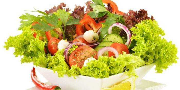 Salada de legumes em um prato