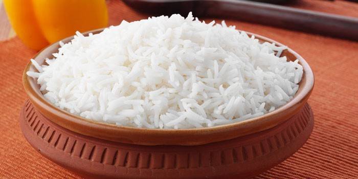 Arroz hervido en un plato
