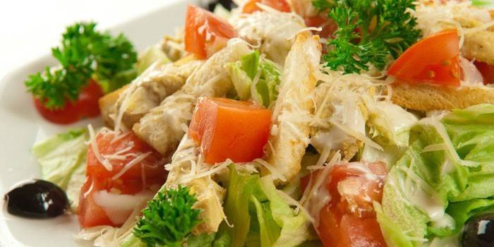 Variedad de ensalada César con col de Pekín