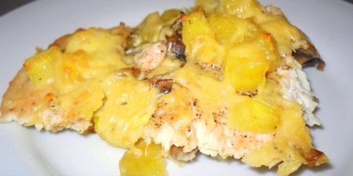 Um pedaço de frango com batatas, abacaxi e queijo