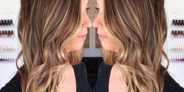 Chica con coloración de cabello de California