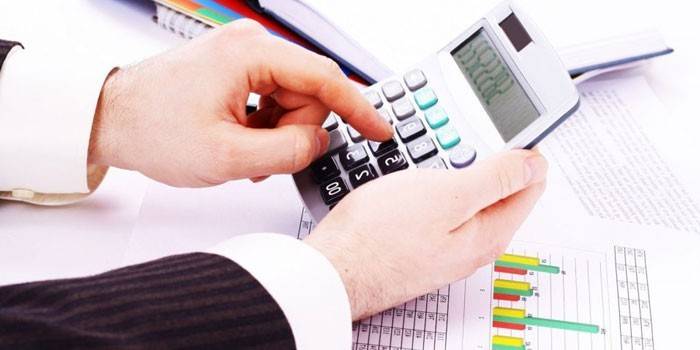 Homem, com, calculadora