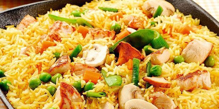 Pilaf con pollo, verduras y champiñones.