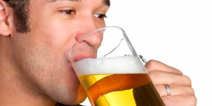 Homem bebendo cerveja
