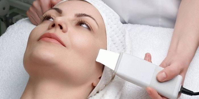 Esteticista executa limpeza a seco do rosto de uma mulher