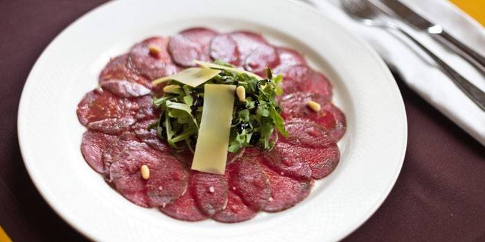 Hovädzie Carpaccio so syrom a borovicovými orieškami