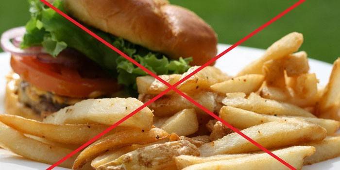 Prekrižujte vyprážané zemiaky a hamburger