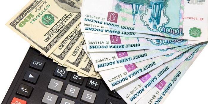 Banknoty i kalkulator