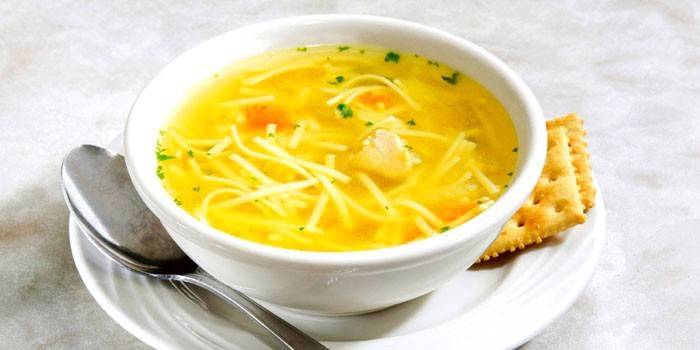 Sopa de pollo con fideos de huevo en un plato