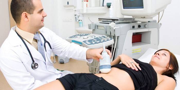 El médico realiza una ecografía de los órganos abdominales del paciente.
