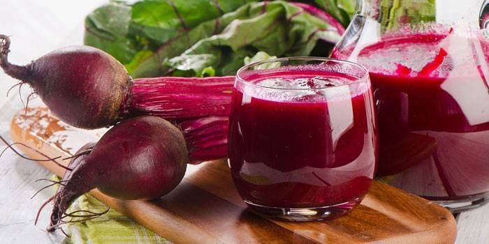 Jugo de remolacha en un vaso y remolacha