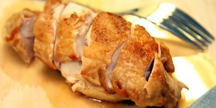 Peito de frango assado em um prato
