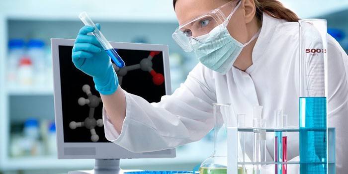 Technik laboratoryjny wykonujący testy